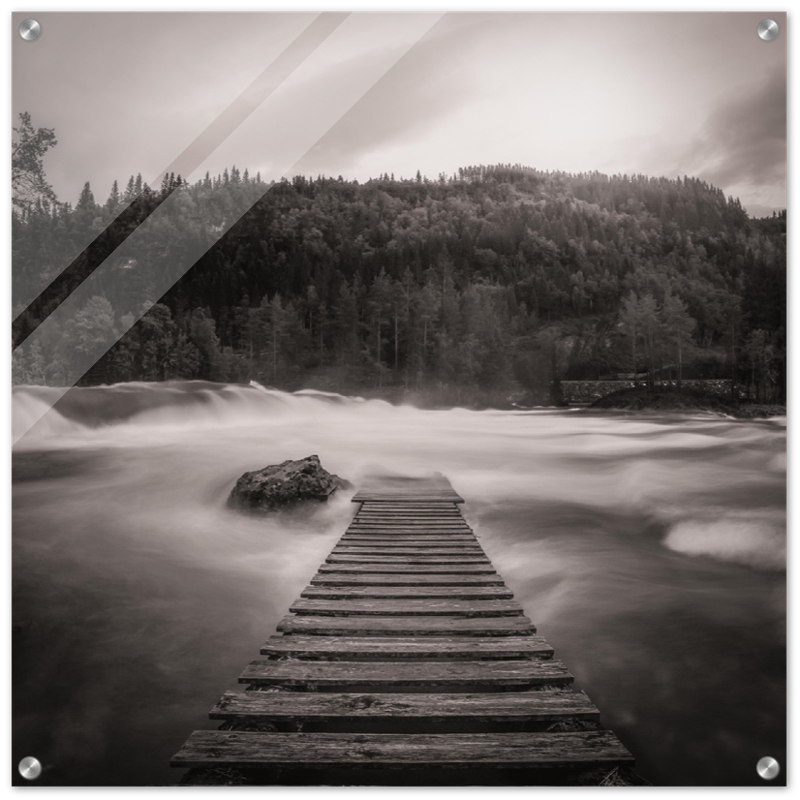 Svart hvitt veggbilde på pleksiglass av Flagefossen på Voss.