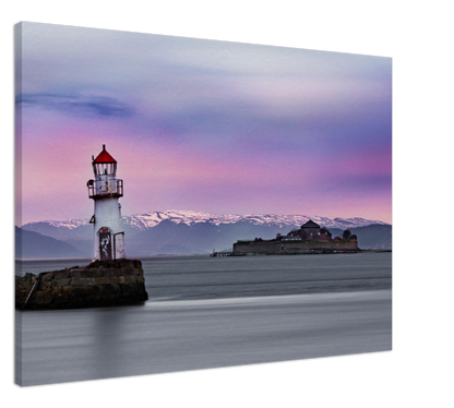 Veggbilde på lerret av Munkholmen og ei fyrlykt ved munningen av Nidelva i Trondheim