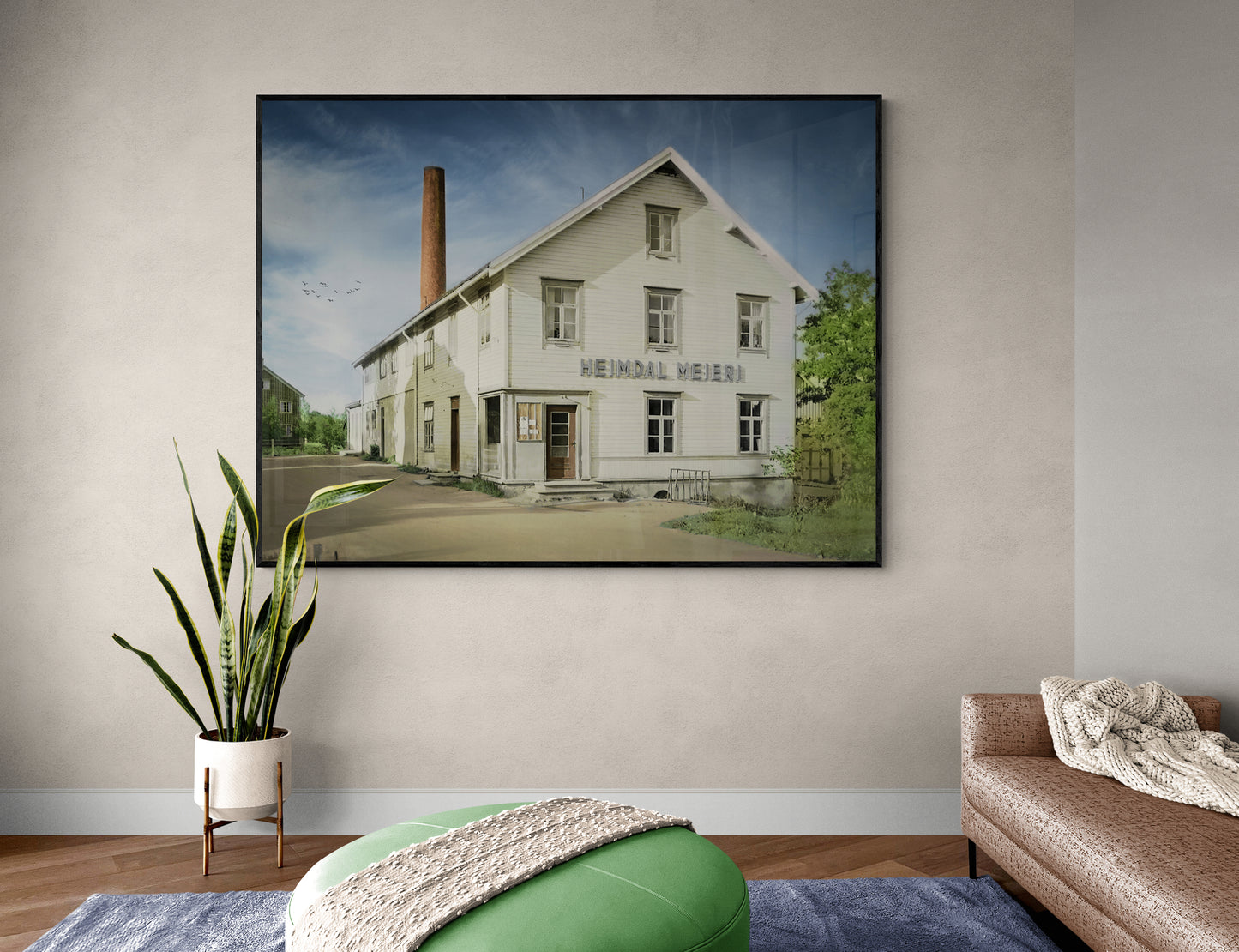 Fornyet veggbilde av meierigården i Heimdal sentrum, Trondheim. Bilde opprinnelig fra 1945