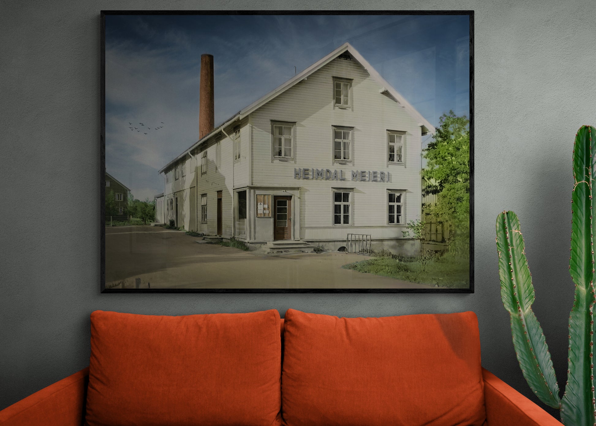 Fornyet veggbilde av meierigården i Heimdal sentrum, Trondheim. Bilde opprinnelig fra 1945