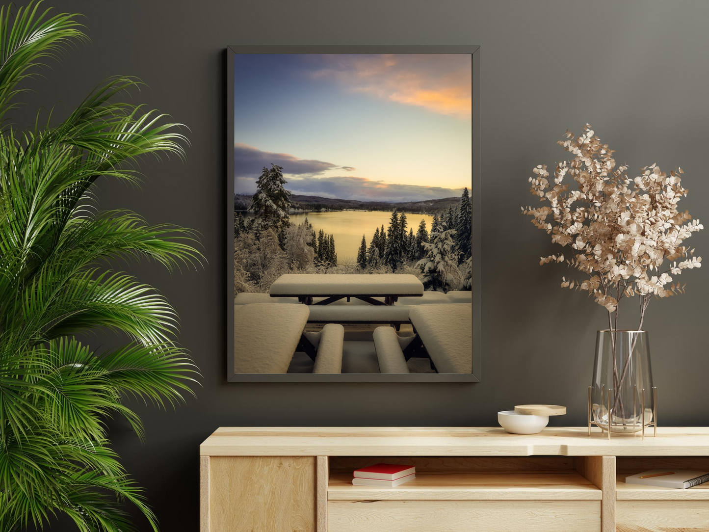 Veggbilde av nysnø ved Grønlia i bymarka, Trondheim.