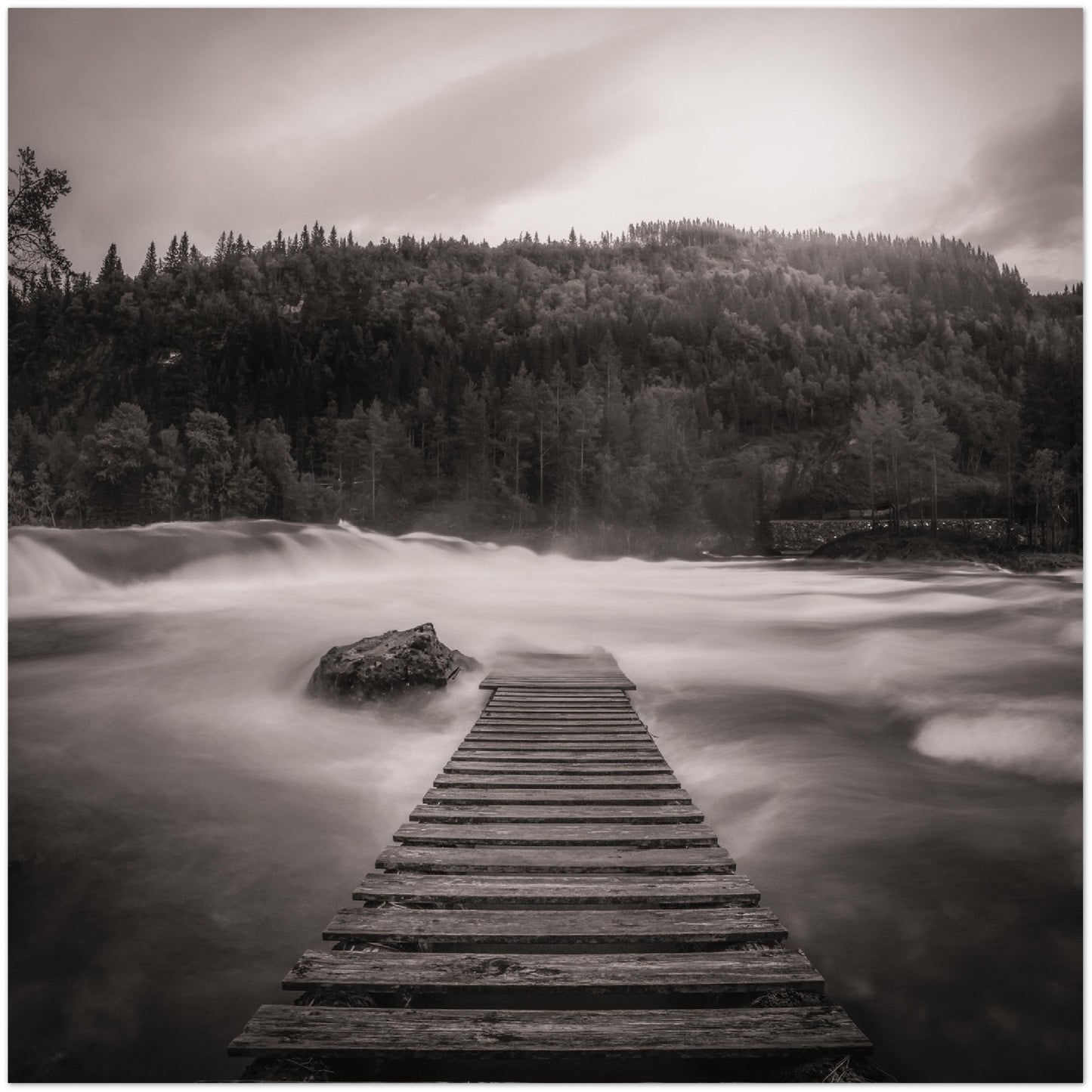 Svart hvitt veggbilde av Flagefossen på Voss.